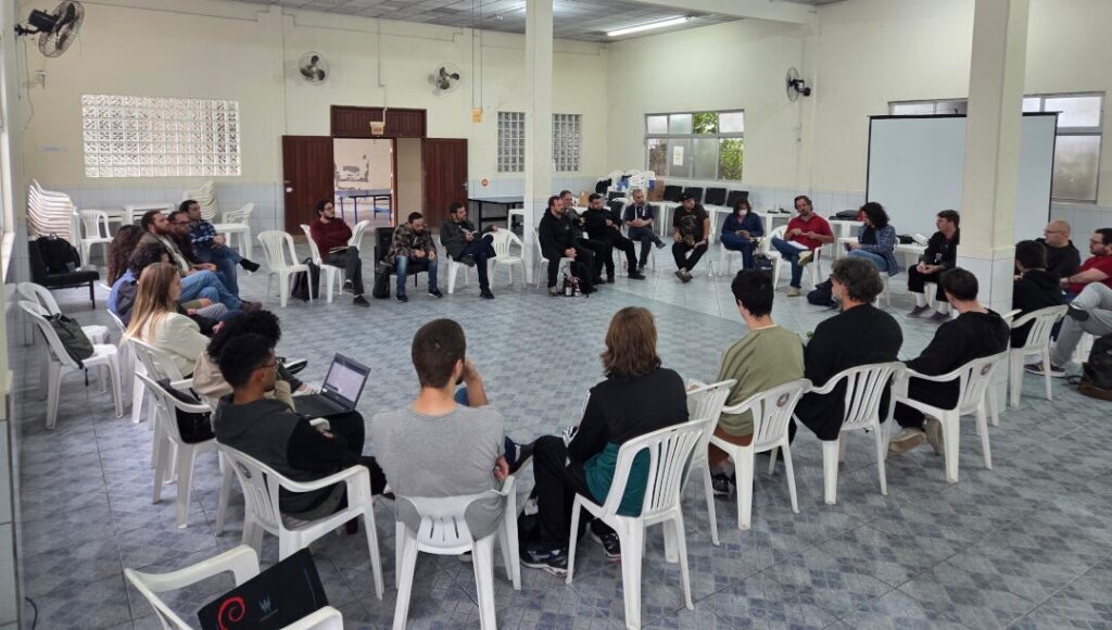 Participantes do Debian Day na roda de conversa