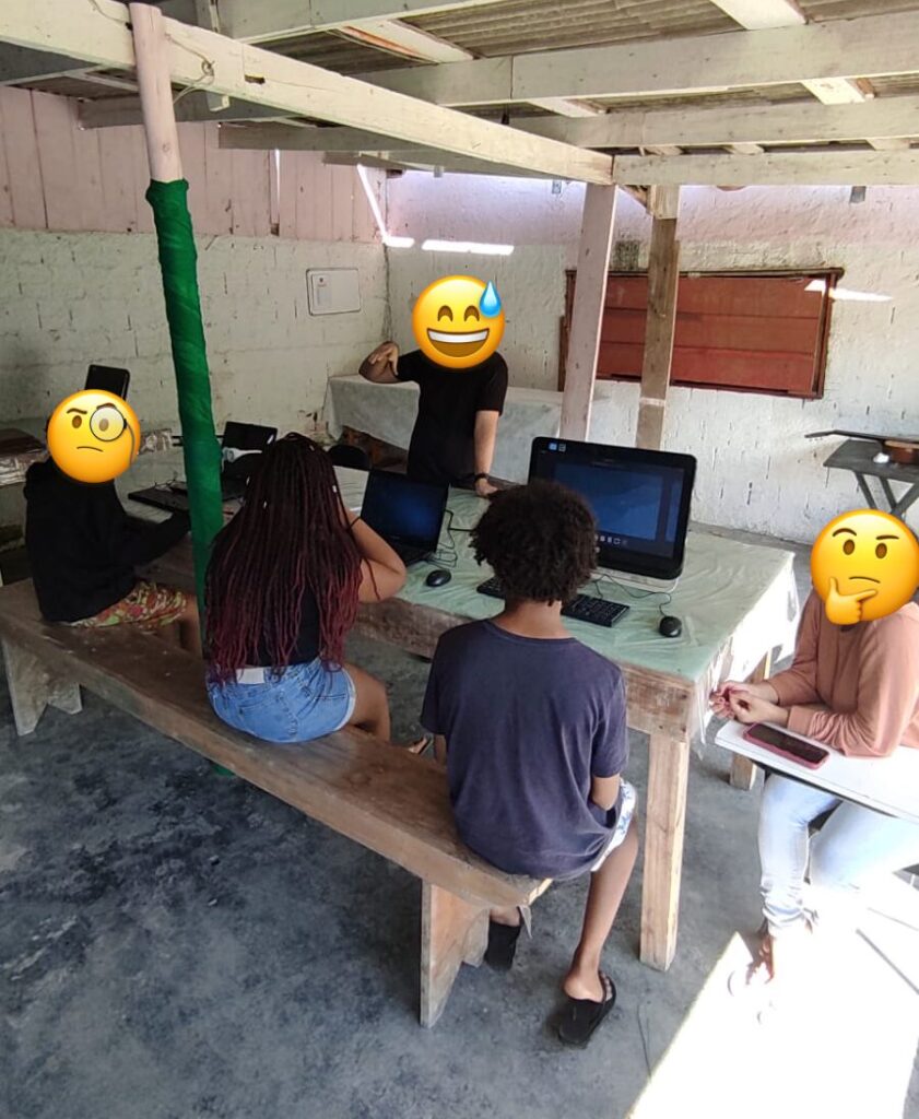 Aula de informática na ocupação Carlos Marighella